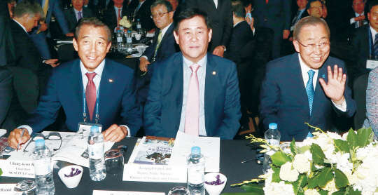 김창근 SK수펙스추구협의회 의장(사진 왼쪽부터), 최경환 경제부총리, 반기문 UN 사무총장이 19일 서울 여의도 콘래드서울호텔에서 열린 'UN 글로벌컴팩트 코리아 리더스 서밋 2015'에 참석해 연설을 듣고 있다.    SK그룹 제공